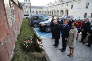 09.04.2019 Kielce. Uroczystości upamiętniające ofiary katastrofy smoleńskiej. Kwiaty składają radny Jarosław Karyś, przewodniczący sejmiku Andrzej Pruś, poseł Krzysztof Lipiec, senator Krzysztof Słoń i wojewoda Agata Wojtyszek / Jarosław Kubalski / Radio Kielce