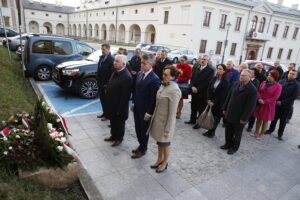 09.04.2019 Kielce. Uroczystości upamiętniające ofiary katastrofy smoleńskiej. Kwiaty składają radny Jarosław Karyś, przewodniczący sejmiku Andrzej Pruś, poseł Krzysztof Lipiec, senator Krzysztof Słoń i wojewoda Agata Wojtyszek / Jarosław Kubalski / Radio Kielce