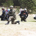 10.04.2019 Kielce. CPdMZ prowadzi szkolenie dla korespondentów wojennych w lesie na Tarczowni / Jarosław Kubalski / Radio Kielce