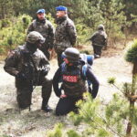 10.04.2019 Kielce. CPdMZ prowadzi szkolenie dla korespondentów wojennych w lesie na Tarczowni / Jarosław Kubalski / Radio Kielce