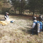 10.04.2019 Kielce. CPdMZ prowadzi szkolenie dla korespondentów wojennych w lesie na Tarczowni / Jarosław Kubalski / Radio Kielce