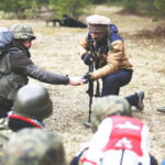 10.04.2019 Kielce. CPdMZ prowadzi szkolenie dla korespondentów wojennych w lesie na Tarczowni / Jarosław Kubalski / Radio Kielce