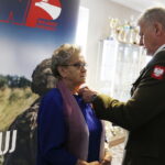 12.04.2019 Kielce. Starostwo powiatowe. Wręczenie medali "Za zasługi dla obronności kraju rodzicom żołnierzy / Jarosław Kubalski / Radio Kielce