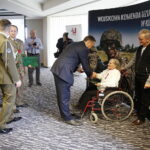 12.04.2019 Kielce. Starostwo powiatowe. Wręczenie medali "Za zasługi dla obronności kraju rodzicom żołnierzy / Jarosław Kubalski / Radio Kielce