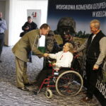 12.04.2019 Kielce. Starostwo powiatowe. Wręczenie medali "Za zasługi dla obronności kraju rodzicom żołnierzy / Jarosław Kubalski / Radio Kielce