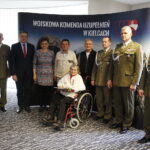 12.04.2019 Kielce. Starostwo powiatowe. Wręczenie medali "Za zasługi dla obronności kraju rodzicom żołnierzy / Jarosław Kubalski / Radio Kielce