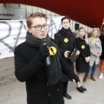 12.04.2019 Kielce. Uczniowie manifestowali poparcie dla strajkujących nauczycieli przed ŚUW / Jarosław Kubalski / Radio Kielce