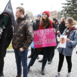 12.04.2019 Kielce. Uczniowie manifestowali poparcie dla strajkujących nauczycieli przed ŚUW / Jarosław Kubalski / Radio Kielce
