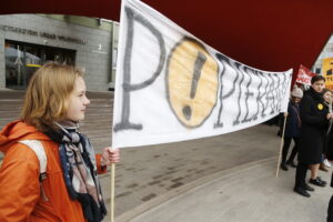 12.04.2019 Kielce. Uczniowie manifestowali poparcie dla strajkujących nauczycieli przed ŚUW / Jarosław Kubalski / Radio Kielce