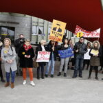 12.04.2019 Kielce. Uczniowie manifestowali poparcie dla strajkujących nauczycieli przed ŚUW / Jarosław Kubalski / Radio Kielce