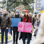 12.04.2019 Kielce. Uczniowie manifestowali poparcie dla strajkujących nauczycieli przed ŚUW / Jarosław Kubalski / Radio Kielce
