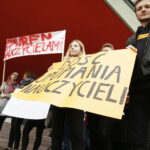 12.04.2019 Kielce. Uczniowie manifestowali poparcie dla strajkujących nauczycieli przed ŚUW / Jarosław Kubalski / Radio Kielce