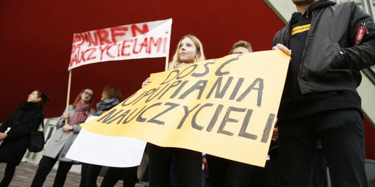 12.04.2019 Kielce. Uczniowie manifestowali poparcie dla strajkujących nauczycieli przed ŚUW / Jarosław Kubalski / Radio Kielce