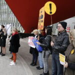 12.04.2019 Kielce. Uczniowie manifestowali poparcie dla strajkujących nauczycieli przed ŚUW / Jarosław Kubalski / Radio Kielce