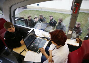 14.04.2019 Kielce. Żołnierze ŚBOT oddają krew / Jarosław Kubalski / Radio Kielce