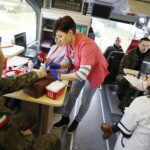 14.04.2019 Kielce. Żołnierze ŚBOT oddają krew / Jarosław Kubalski / Radio Kielce