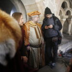 15.04.2019 Wąchock. Klasztor. Plan zdjęciowy serialu filmowego "Korona Królów" / Jarosław Kubalski / Radio Kielce