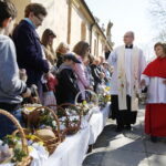 20.04.2019 Kielce. Święta Wielkanocne. Święcenie pokarmów przed katedrą / Jarosław Kubalski / Radio Kielce