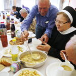 20.04.2019 Kielce. WDK. Śniadanie wielkanocne dla bezdomnych, samotnych i ubogich / Jarosław Kubalski / Radio Kielce