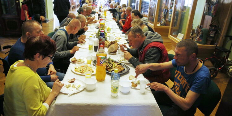 Śniadanie wielkonocne dla bezdomnych