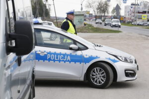 22.04.2019 Bilcza. Policja kontroluje pojazdy / Jarosław Kubalski / Radio Kielce