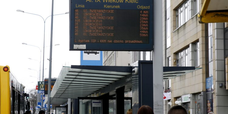 07.04.2019 Kielce. Tablice na przystankach MPK informujące o problemach z GPS / Jarosław Kubalski / Radio Kielce