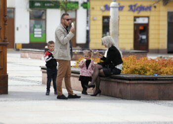 21.04.2019 Kielce. Świąteczny spacer. Lody / Jarosław Kubalski / Radio Kielce