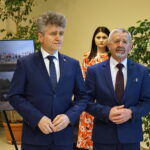 Wystawa zdjęć „Polska solidarna w Europie. Polscy strażacy w Szwecji”. Na zdjęciu (od lewej): Krzysztof Słoń - senator RP i Kazimierz Mądzik - świętokrzyski kurator oświaty / Mateusz Kaczmarczyk / Radio Kielce