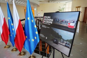 Wystawa zdjęć „Polska solidarna w Europie. Polscy strażacy w Szwecji” / Mateusz Kaczmarczyk / Radio Kielce