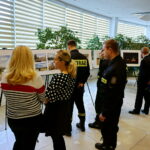 Wystawa zdjęć „Polska solidarna w Europie. Polscy strażacy w Szwecji” / Mateusz Kaczmarczyk / Radio Kielce