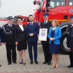 Krynki. Gminne Święto Strażaków połączone z przekazaniem nowego wozu dla OSP Krynki. Na zdjęciu: Mariusz Gosek - członek Zarządu Województwa Świętokrzyskiego, Andrzej Bętkowski - marszałek województwa świętokrzyskiego, Marzena Bernat - wójt gminy Brody, Patryk Jaki - wiceminister sprawiedliwości, Piotr Kosiela - prezes OSP Krynki, Anna Krupka - wiceminister sportu, druh Marcin Kwiecień, Krzysztof Lipiec - poseł PiS / Anna Głąb / Radio Kielce