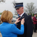 Krynki. Gminne Święto Strażaków połączone z przekazaniem nowego wozu dla OSP Krynki. Na zdjęciu: Anna Krupka - wiceminister sportu, druh Stanisław Woźniak / Anna Głąb / Radio Kielce