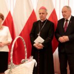 Kielce. Spotkanie wielkanocne wojewody z parlamentarzystami i dziennikarzami. Poseł Maria Zuba, biskup Jan Piotrowski, poseł Kazimierz Kotowski / Krzysztof Bujnowicz / Radio Kielce