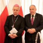 Kielce. Spotkanie wielkanocne wojewody z parlamentarzystami i dziennikarzami. Biskup Jan Piotrowski, poseł Kazimierz Kotowski / Krzysztof Bujnowicz / Radio Kielce