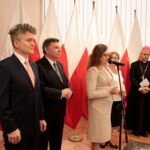 Kielce. Spotkanie wielkanocne wojewody z parlamentarzystami i dziennikarzami. Senator Krzysztof Słoń, poseł Andrzej Kryj, wojewoda Agata Wojtyszek, poseł Maria Zuba, biskup Jan Piotrowski, poseł Kazimierz Kotowski / Krzysztof Bujnowicz / Radio Kielce