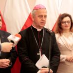 Kielce. Spotkanie wielkanocne wojewody z parlamentarzystami i dziennikarzami. Poseł Andrzej Kryj, biskup Jan Piotrowski, wojewoda Agata Wojtyszek / Krzysztof Bujnowicz / Radio Kielce