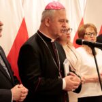 Kielce. Spotkanie wielkanocne wojewody z parlamentarzystami i dziennikarzami. Poseł Andrzej Kryj, biskup Jan Piotrowski, wojewoda Agata Wojtyszek, poseł Maria Zuba, poseł Kazimierz Kotowski / Krzysztof Bujnowicz / Radio Kielce