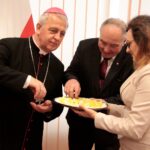 Kielce. Spotkanie wielkanocne wojewody z parlamentarzystami i dziennikarzami. Biskup Jan Piotrowski, poseł Kazimierz Kotowski i wojewoda Agata Wojtyszek / Krzysztof Bujnowicz / Radio Kielce