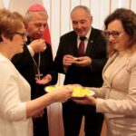 Kielce. Spotkanie wielkanocne wojewody z parlamentarzystami i dziennikarzami. Poseł Maria Zuba, biskup Jan Piotrowski, poseł Kazimierz Kotowski i wojewoda Agata Wojtyszek / Krzysztof Bujnowicz / Radio Kielce