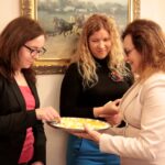 Kielce. Spotkanie wielkanocne wojewody z parlamentarzystami i dziennikarzami. Iwona Murawska - Radio Kielce, Dorota Klusek - Radio Kielce i wojewoda Agata Wojtyszek / Krzysztof Bujnowicz / Radio Kielce