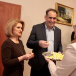 Kielce. Spotkanie wielkanocne wojewody z parlamentarzystami i dziennikarzami. Na zdjęciu (od lewej): Małgorzata Kiebzak - dyrektor świętokrzyskiego oddziału NFZ i Janusz Knap - prezes Radia Kielce / Krzysztof Bujnowicz / Radio Kielce