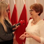 Kielce. Spotkanie wielkanocne wojewody z parlamentarzystami i dziennikarzami. Izabela Mortas - Radio Kielce i poseł Maria Zuba / Krzysztof Bujnowicz / Radio Kielce