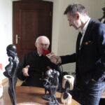 Święty Krzyż. Wielkanocny program świąteczny wizyta u ojców oblatów. Na zdjęciu (od lewej): ojciec Stanisław i Paweł Solarz / Krzysztof Bujnowicz / Radio Kielce