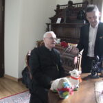 Święty Krzyż. Wielkanocny program świąteczny wizyta u ojców oblatów. Na zdjęciu (od lewej): ojciec Stanisław i Paweł Solarz / Krzysztof Bujnowicz / Radio Kielce