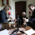 Święty Krzyż. Wielkanocny program świąteczny wizyta u ojców oblatów. Na zdjęciu (od lewej): Marlena Płaska, Ojciec Stanisław i Paweł Solarz / Krzysztof Bujnowicz / Radio Kielce