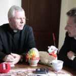 Święty Krzyż. Wielkanocny program świąteczny wizyta u ojców oblatów. Na zdjęciu (od lewej): superior Marian Puchała i Paweł Solarz / Krzysztof Bujnowicz / Radio Kielce