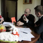 Święty Krzyż. Wielkanocny program świąteczny wizyta u ojców oblatów. Na zdjęciu (od lewej): Marlena Płaska, ojciec Dariusz Malajka i Paweł Solarz / Krzysztof Bujnowicz / Radio Kielce