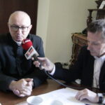 Święty Krzyż. Wielkanocny program świąteczny wizyta u ojców oblatów. Na zdjęciu (od lewej): Ojciec Zygfryd Wiecha i Paweł Solarz / Krzysztof Bujnowicz / Radio Kielce