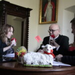 Święty Krzyż. Wielkanocny program świąteczny wizyta u ojców oblatów. Na zdjęciu (od lewej): Marlena Płaska, ojciec Zygfryd Wiecha i Paweł Solarz / Krzysztof Bujnowicz / Radio Kielce