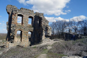 Międzygórz, gm. Lipnik. Ruiny zamku / Emilia Sitarska / Radio Kielce